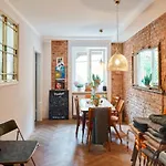 Beautiful Park Apartment For 4 Guests